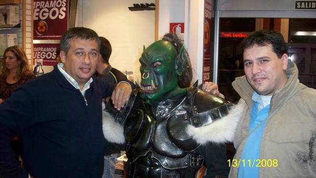 Sanz en el lanzamiento de World of Warcraft: Wrath of the Lich King (2008), con Gustavo Bernaldo de Quirós, redactor de Computer Hoy Juegos.