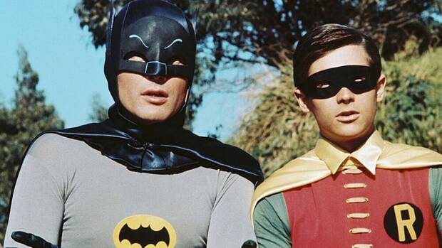 Adam West como Batman y Burt Wyard como Robin en la serie de Batman (1966-1968)