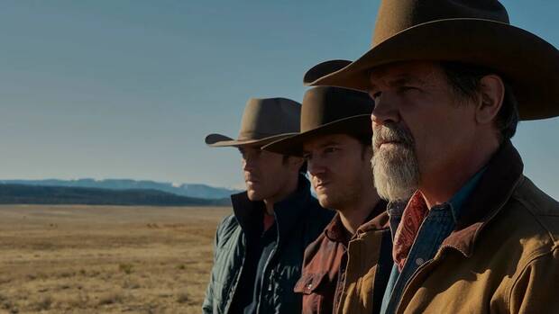 Fotograma promocional de Outer Range con Josh Brolin en primer plano y otros de los miembros del reparto
