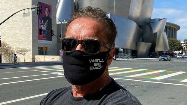 Arnold Schwarzenegger sin mascarilla