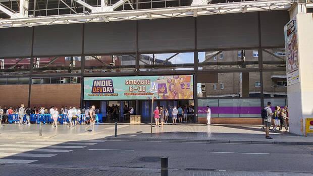 Antes de abrir el sbado a las 11:30 se formaron algunas colas, para quienes tenan entrada o iban a recogerla.