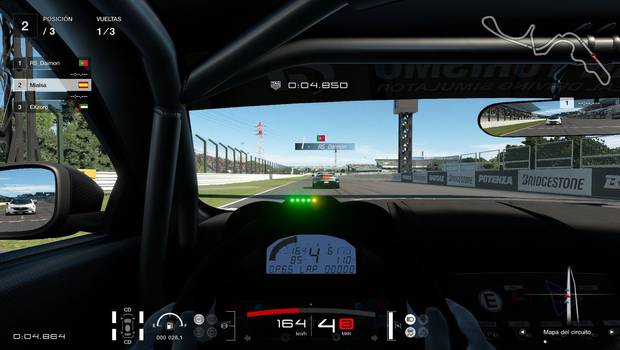 El sistema de carreras online es sencillo y ofrece una experiencia de juego realista y competitiva. 