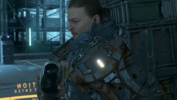 Death Stranding - Sam en un centro de distribución