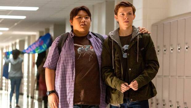 Peter Parker (Tom Holland) en un instituto