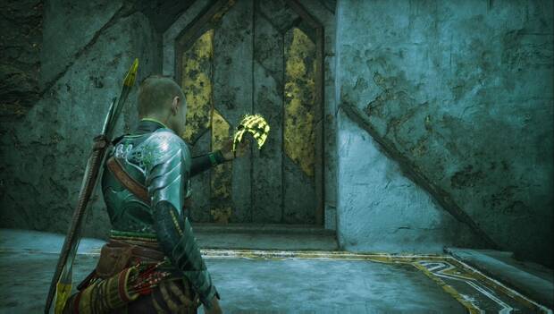God of War Ragnarok - La liberación de Hel: Atreus enfoca la máscara hacia un portón de piedra