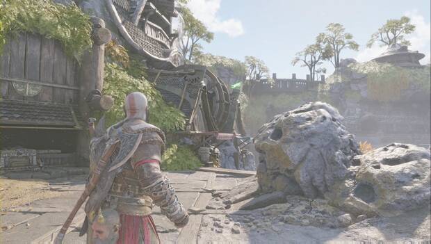God of War Ragnarok - Cuervos de Odín en Svartalfheim: Kratos en primer plano, observando al Cuervo de Odín posado sobre una viga, junto al molino de agua, que no deja de girar