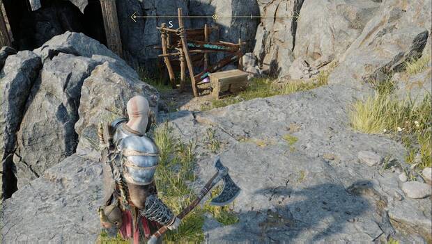God of War Ragnarok - Hallazgos en Svartalfheim: Kratos frente a los restos del puente bloqueado por un carro. En la parte inferior se ve el brillo morado de la Granada de Bari