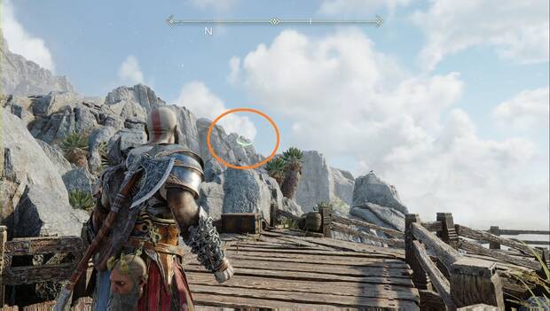 God of War Ragnarok - Cuervos de Odín en Svartalfheim: uno de los dos Cuervos de Odín de La Forja dando vueltas frente a la pendiente bloqueada por un carro