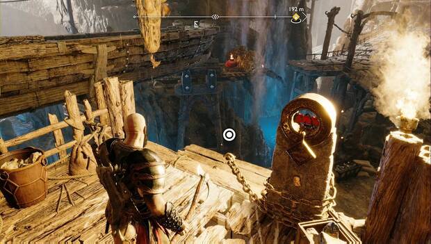 God of War Ragnarok - Hallazgos en El corazón de la manzana: Kratos sobre la cadena que hay después de la segunda puerta bloqueada. Al fondo se ve un bloqueo de minerales, con una tinaja explosiva al lado