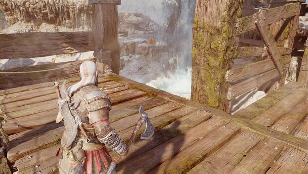 God of War: Ragnarok - En busca de Tyr: Kratos blande el hacha sobre las madera del muelle. Frente a él, un géiser expulsa agua en medio de una zona de marismas