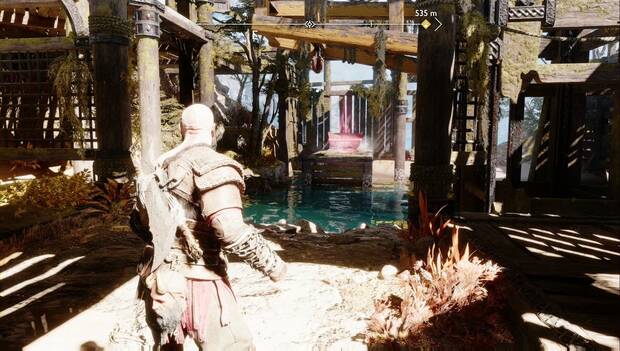 God of War: Ragnarok - En busca de Tyr: Kratos en primer plano. Frente a él se puede ver una plataforma móvil, con un objeto en la parte inferior que se puede usar para balancearse. Al fondo hay un cofre con materiales