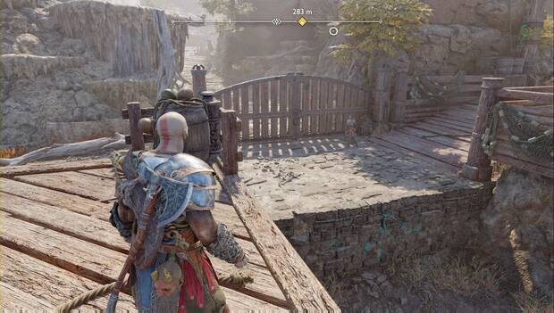 God of War: Ragnarok - En busca de Tyr: Kratos sobre una plataforma elevada. Al fondo se puede ver un portón de madera que impide continuar. Atreus está junto a ella, contemplando la estructura
