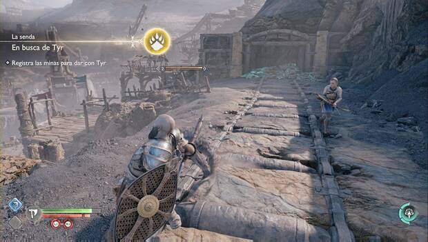 God of War: Ragnarok - En busca de Tyr: Kratos se defiende de varios monstruos en la zona de la mina. Atreus, al fondo, tensa su arco para disparar a una de las criaturas