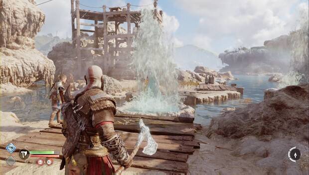 God of War: Ragnarok - En busca de Tyr: Kratos empuña el hacha antes de lanzarla contra la base de un géiser. Atreus observa el agua salir de la chimenea del géiser