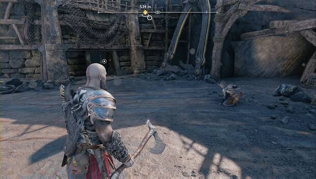 God of War: Ragnarok - En busca de Tyr: Kratos empuña el hacha frente al camino despejado hacia el interior de las minas. A su derecha, Atreus está en cuclillas, observando el entorno