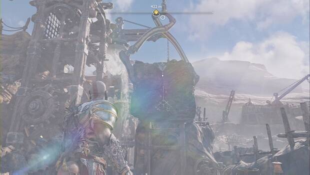 God of War: Ragnarok - En busca de Tyr: Kratos observa la roca sujeta por una grúa, que no está tan alta como debería al haber congelado la artesa con el Leviatán, por lo que la rueda no gira
