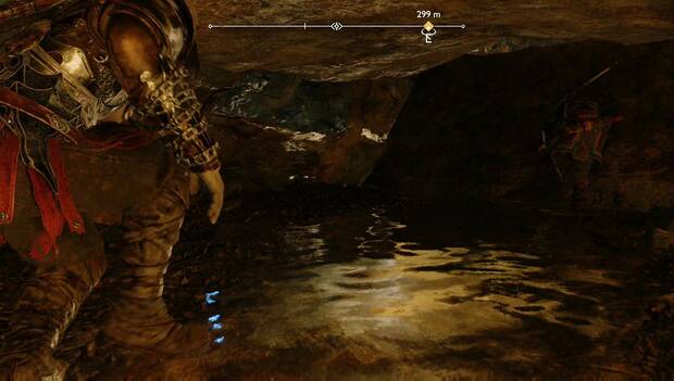 God of War: Ragnarok - En busca de Tyr: Kratos y Atreus avanza por un túnel de las mians de Jarnsmida. El túnel es tan bajo que deben arrastrarse para cruzar