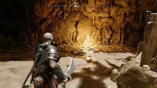 God of War: Ragnarok - En busca de Tyr: Kratos empuña las Espads del Caos en una zona de la mina semiiundada. A su izquierda puede verse un muro con marcas blancas, que señala que se puede continuar por ahí. Atreus está junto a la grieta, observando los restos de un enano