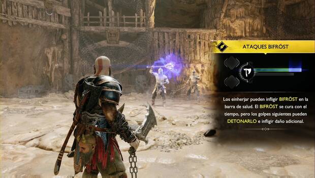 God of War: Ragnarok - En busca de Tyr: Kratos en primer plano, empuñando las Espadas del Caos. Al fondo puede verse a dos einherjar con mazas, uno de ellos la tiene levantada y está cargando un ataque Bifrost. A la derecha, tutorial explicativo de los efectos del Bifrost