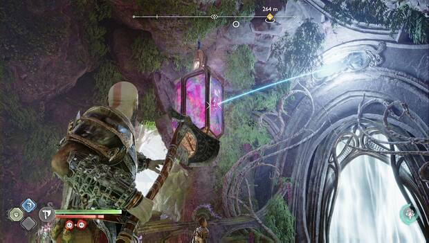 God of War Ragnarok - El secreto de Groa: Kratos apunta el hacha a un cristal morado, para que rebote y abra la puerta