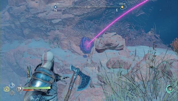 God of War Ragnarok - El secreto de las arenas: Kratos apunta el hacha a un cristal morado