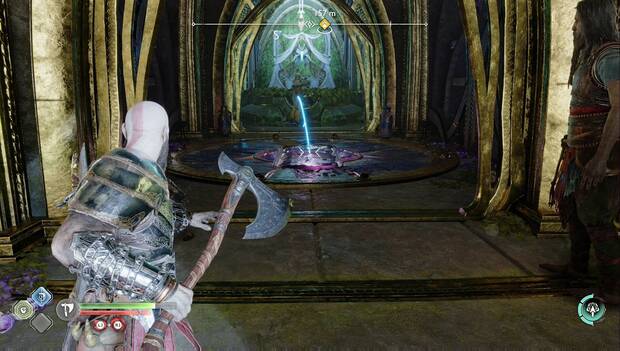 God of War Ragnarok - El secreto de Groa: Kratos apunta el hacha a un cristal crepuscular para aturdir a un elfo de la luz
