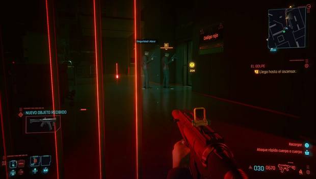 Cyberpunk 2077 - El Golpe: guardias frente a una habitación