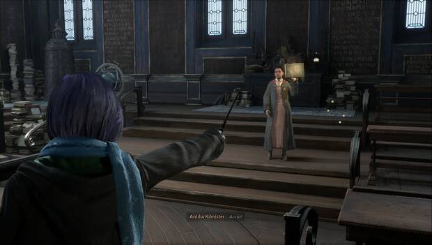 Hogwarts Legacy - Clase de encantamientos: el personaje protagonista aprende el encantamiento Accio