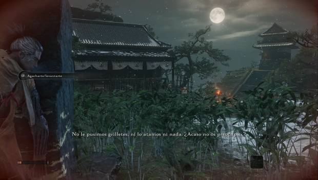Sekiro - Embalse de Ashina: el protagonista acecha desde la esquina