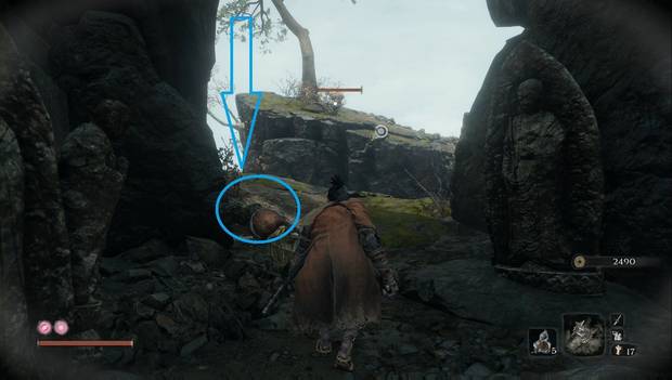 Sekiro - Templo Senpo: Enano con sombrero de paja muerto y enemigo al fondo