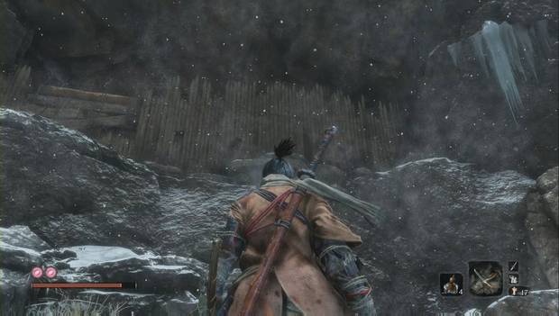 Sekiro - Valle sumergido: empalizada en la pared tras la que se ocultan los enemigos