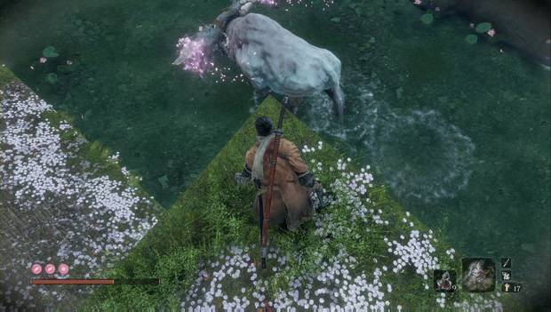 Sekiro - Palacio del manantial: toro con fuego morado patrullando el manantial