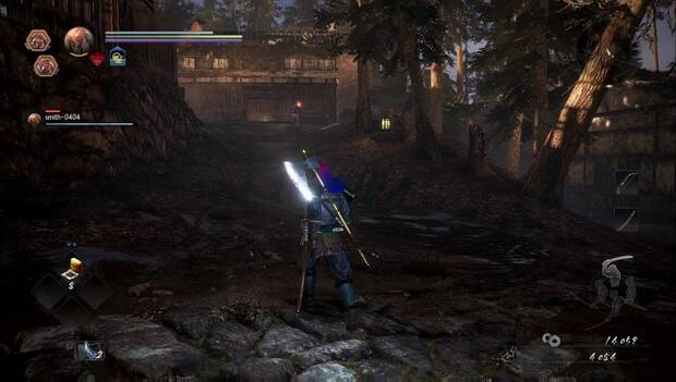 Nioh 2 - La bestia nacida del humo y las llamas: enemigo esperando en lo alto de la colina