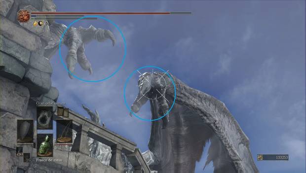 Dark Souls 3 - Pico del Archidragón: haces bastante daño al dragón al golpear las garras de las alas