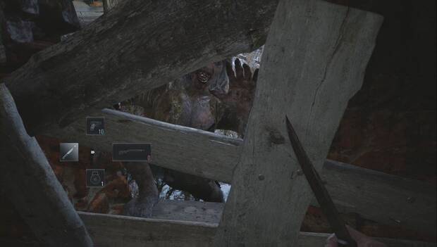 Resident Evil 8 - Plaza: lycan asaltando la casa