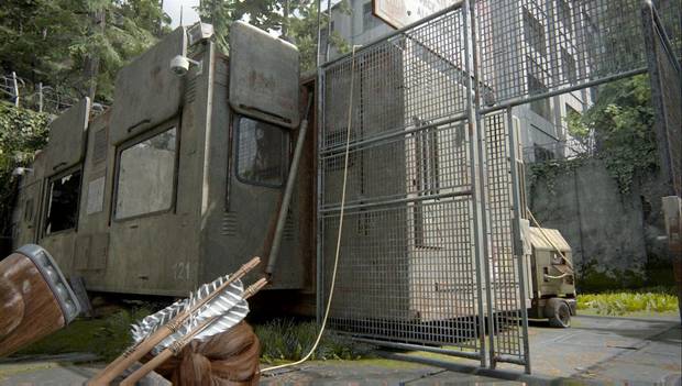 The Last of Us Parte II - La puerta: cable lanzado para llegar al techo del edificio
