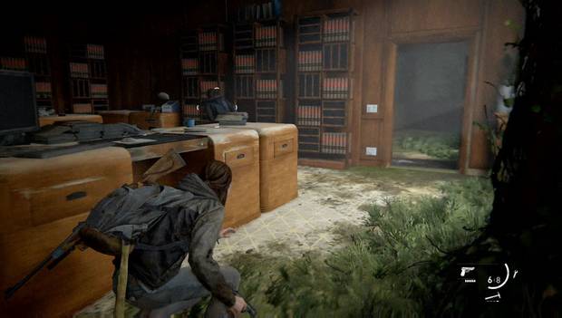 The Last of Us Parte II - Centro: Ellie acechando a un infectado