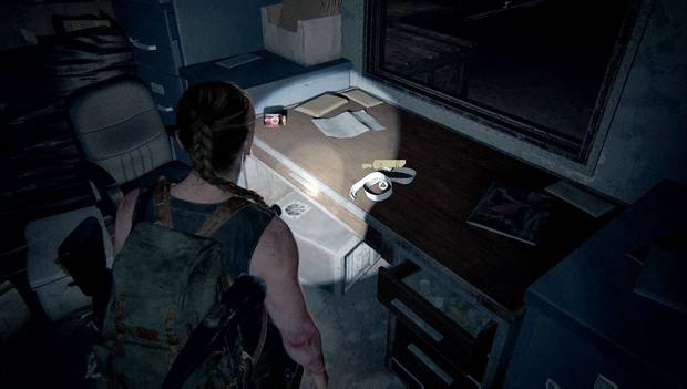 The Last of Us Parte II - La costa: funda de arma larga sobre la mesa