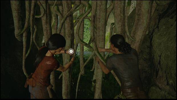 Uncharted: El Legado Perdido - Capítulo 8: Chloe y Nadine apartan las ramas que obstaculizan el camino