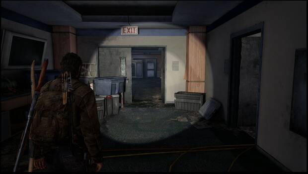 The Last of Us - Capítulo 7: La universidad, desvío en el pasillo del edificio con los paneles solares en la terraza