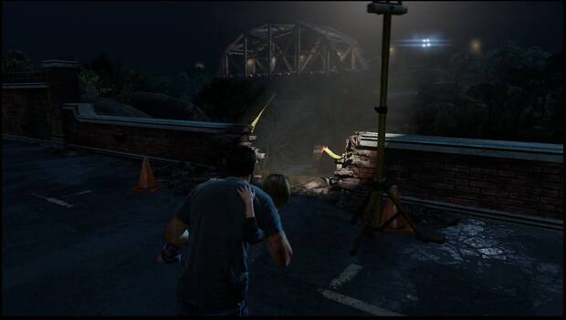 The Last of Us (PS4, PS5) - Prólogo: Joel huye del bar donde ha dejado a Tommy, mientras carga con Sarah en brazos en dirección a una zona destrozada del murete