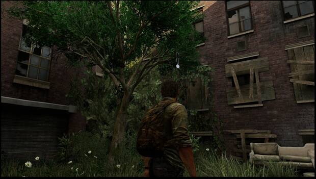 The Last of Us - Colgantes de luciérnagas: árbol en el patio tras la zona donde colocas el tablón donde, entre las ramas, puede verse un Colgante de luciérnaga