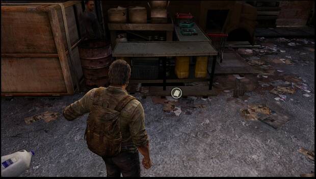 The Last of Us - Artefactos: ubicación del Artefacto Aviso de reclutamiento al pie de una mesa, justo después de atravesar el autobús del campamento