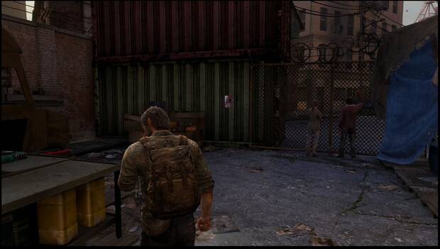 The Last of Us - Artefactos: ubicación del Artefacto Cartel de se busca en la pared del contenedor verde al fondo de la calle, después de cruzar el autobús