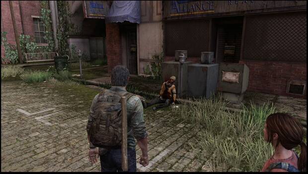 The Last of Us - Colgantes de luciérnagas: cadáver junto al establecimiento Alliance Real Estate, en la calle justo después de conocer a Ellie, junto al que se encuentra el Colgante de luciérnaga