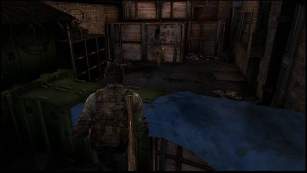 The Last of Us - Capítulo 1: Zona de cuarentena, tras acabar con Robert, Joel salta por encima de unos obstáculos para seguir a la luciérnaga herida