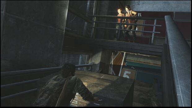 The Last of Us - Capítulo 2: Joel mueve un mueble que está en el rellano para que Ellie y Tess puedan avanzar hasta la siguiente sección