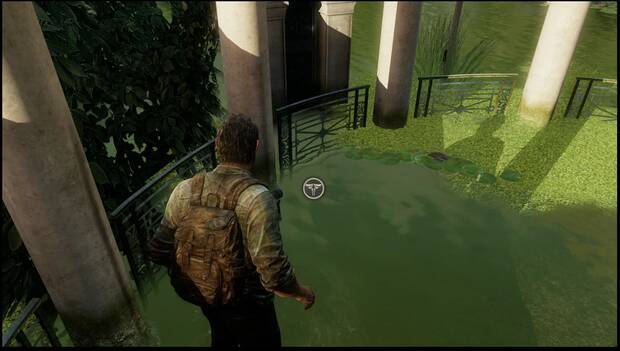 The Last of Us - Colgantes de luciérnagas: ubicación del Colgante de Melinda Davidson en la zona de columnas en círculo delante de la puerta principal del Ayuntamiento