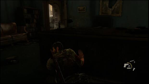 The Last of Us - Capítulo 2: Joel escondido detrás del escritorio del despacho donde ha noqueado un guardia, esperando a que otro se ponga a tiro