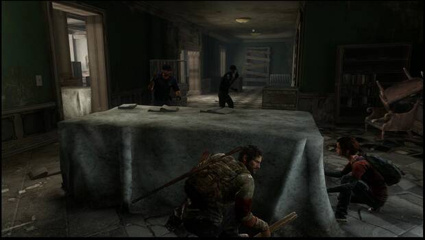 The Last of Us - Capítulo 2: Joel se esconde tras un mueble tapado con una sábana mientras dos soldados armados con pistolas pasan a su lado